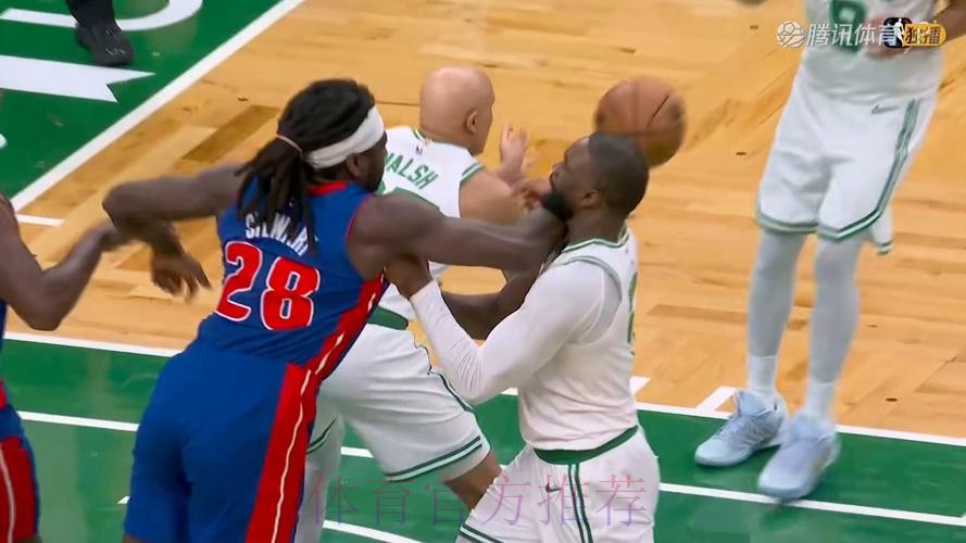 斯图尔特和布朗相互拉拽引发冲突，裁判回看吹罚两人各技犯